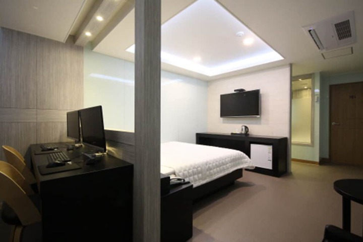 Room 4 of 43