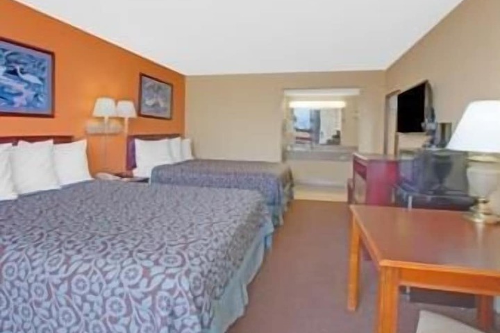 2 Queen Beds (6 of 8)