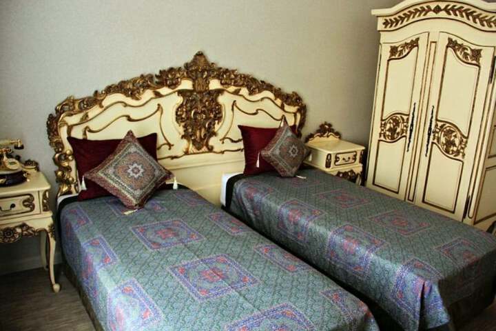 Room 6 of 18