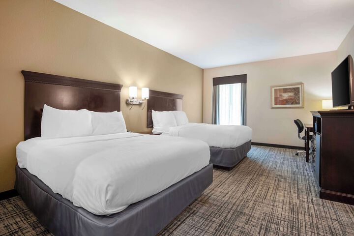 2 Queen Beds High Speed Internet Accessible Microwave and Refrigerator Flat Screen Television Desk Full Breakfast (5 of 10)