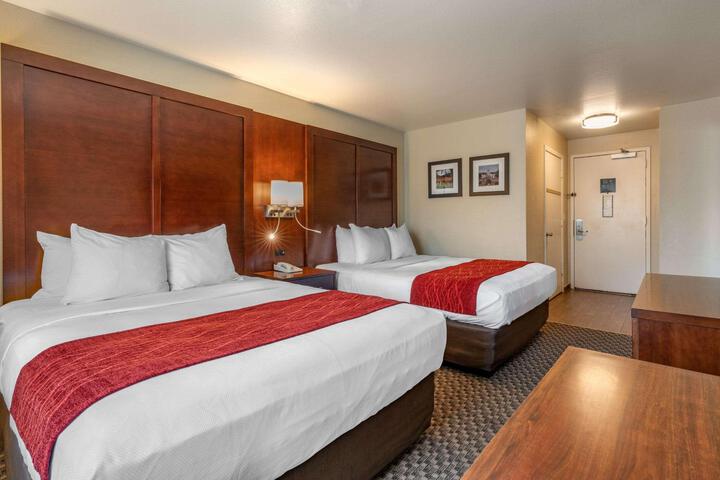 2 Queen Beds (2 of 6)
