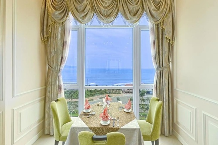 Dining 72 of 89