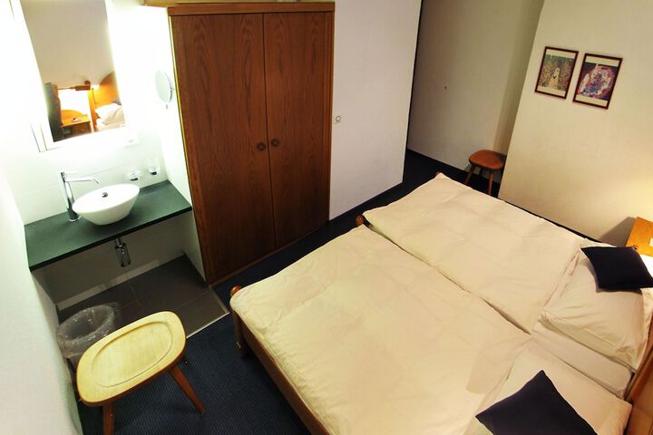 Room 8 of 69