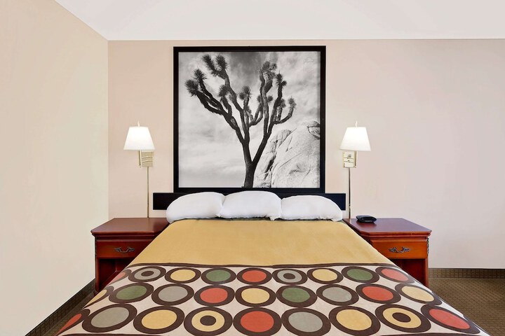 1 Queen Bed (10 of 16)