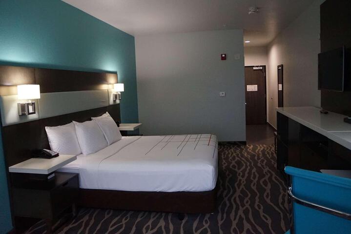 1 King Bed Mobility Hearing Accessible Room Roll in Shower (3 of 13)