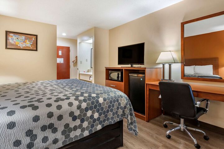 1 King Bed (6 of 7)