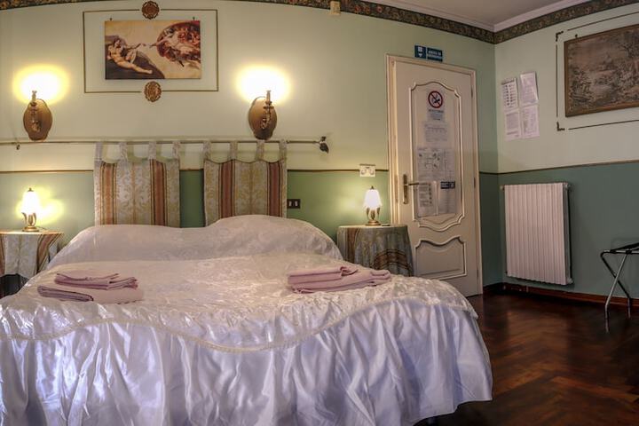Room 8 of 11