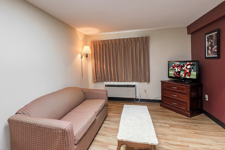 Deluxe King Bed Accessible (4 of 10)