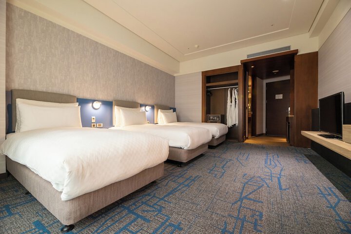 Room 27 of 82