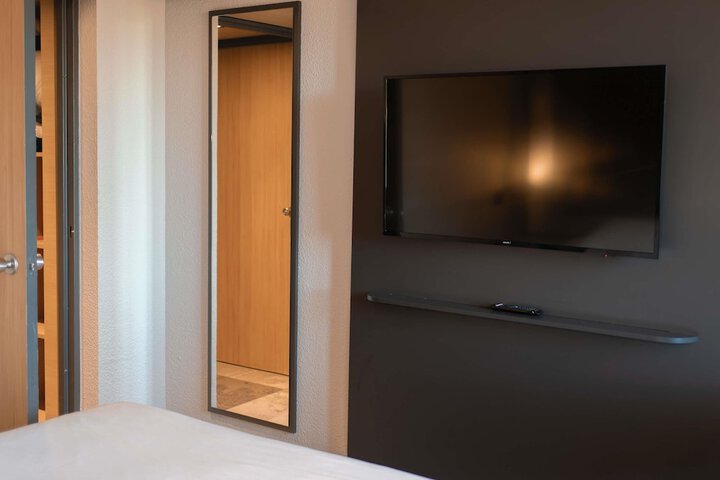 Room 21 of 102