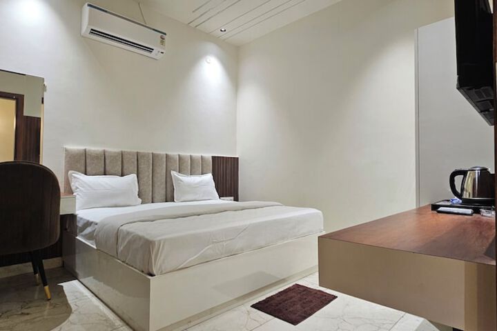 Room 9 of 35
