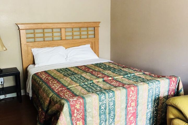 Room 10 of 77