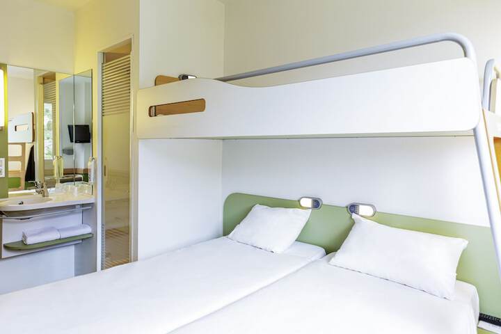 Room 7 of 18