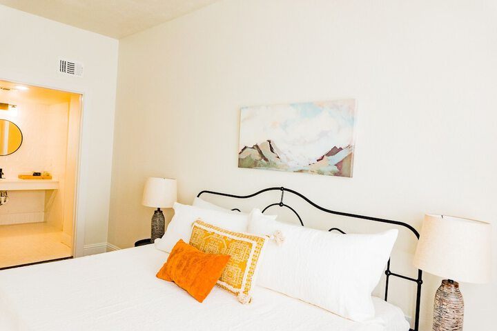 Room 28 of 220