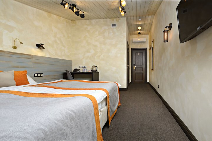 Room 33 of 83
