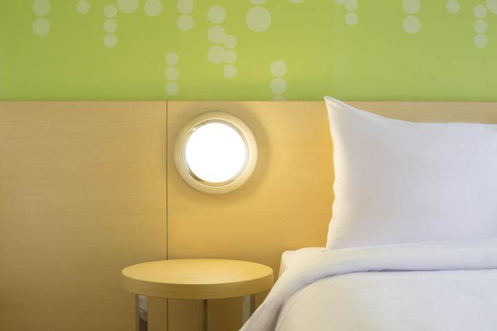 Room 9 of 32