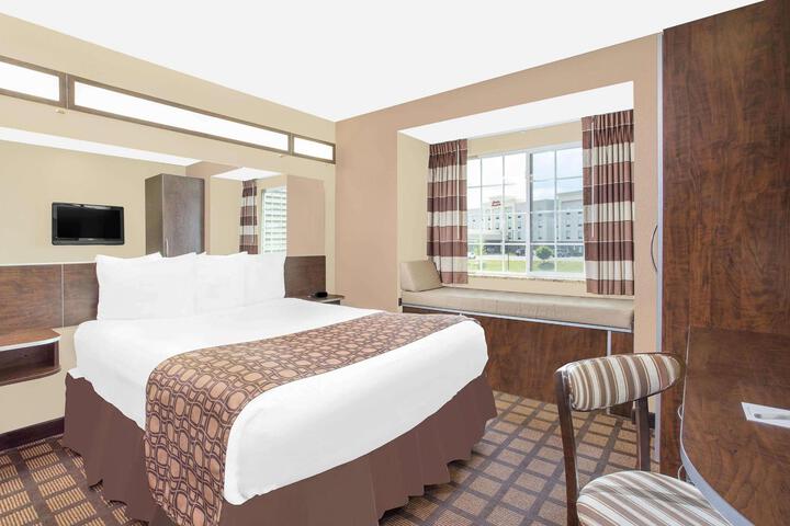 1 Queen Bed Accessible Room (4 of 19)