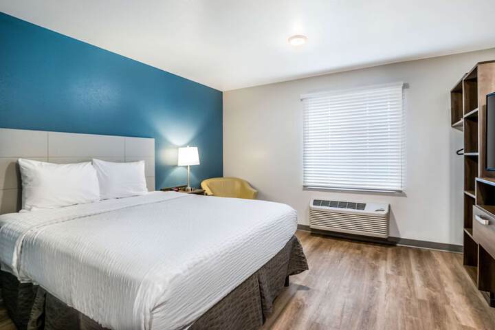 1 Queen Bed (2 of 20)