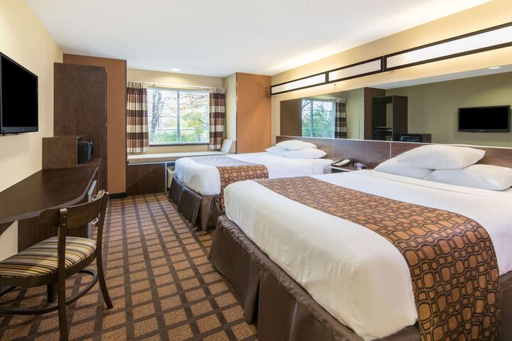 1 Queen Bed (11 of 13)