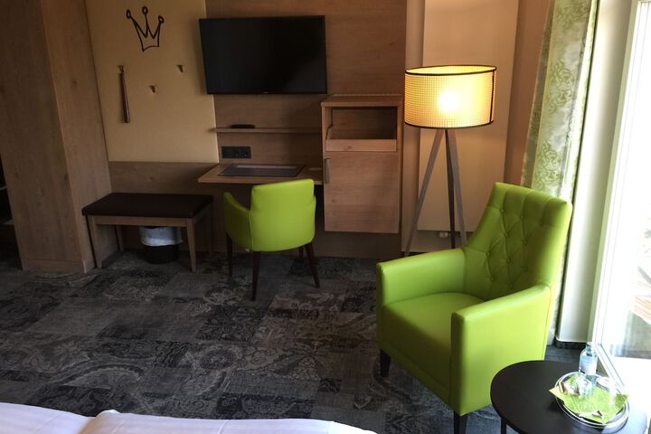 Room 18 of 102