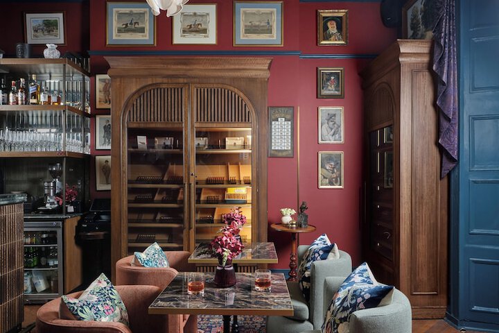 Lounge 51 of 58