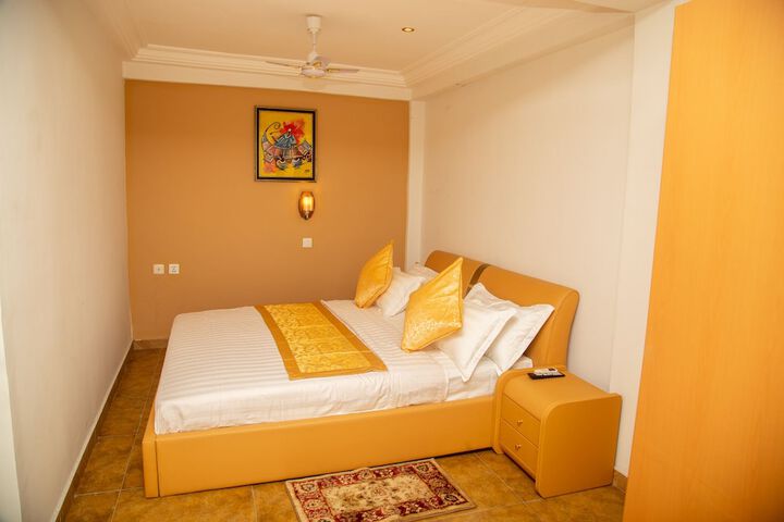 Room 5 of 11