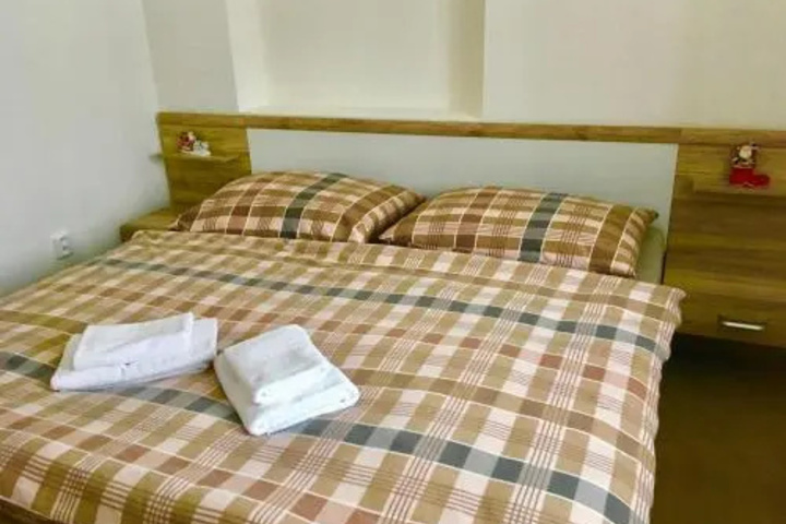 Room 4 of 10