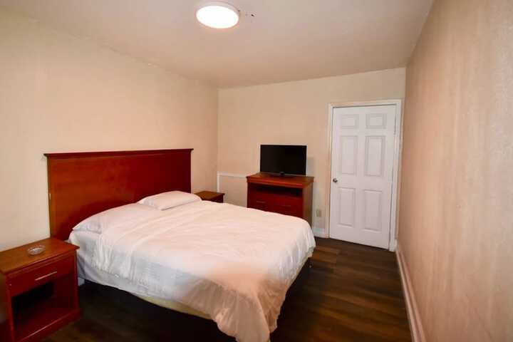 Room 4 of 9