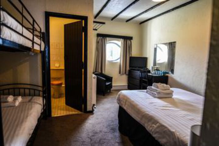 Room 27 of 40