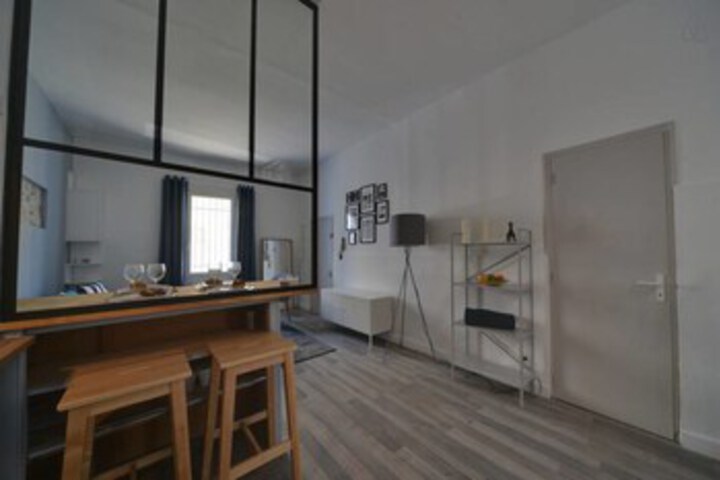 Room 7 of 12