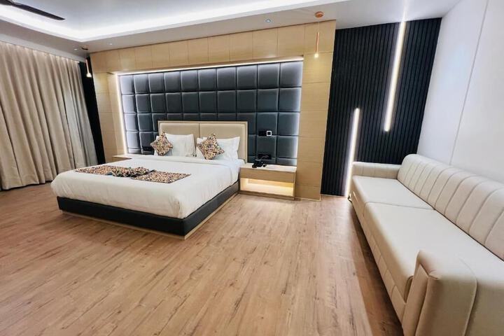 Room 47 of 221
