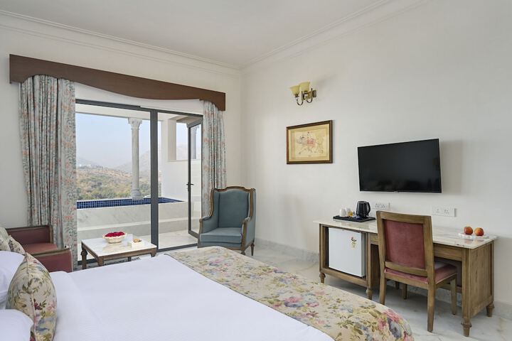 Room 10 of 33
