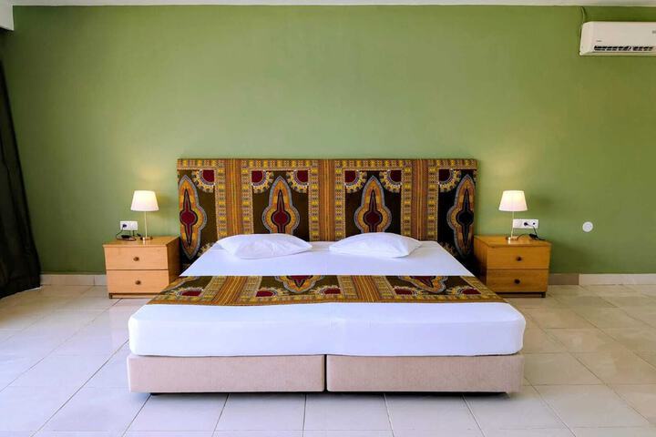 Room 5 of 12