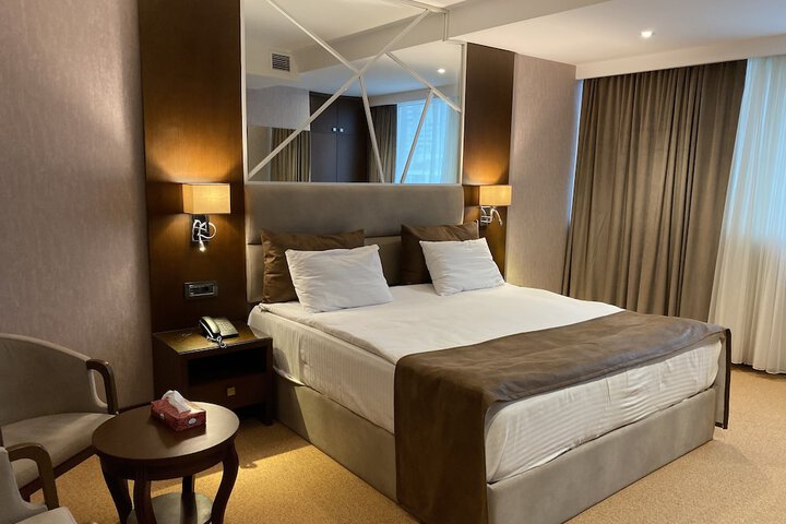 Room 33 of 342