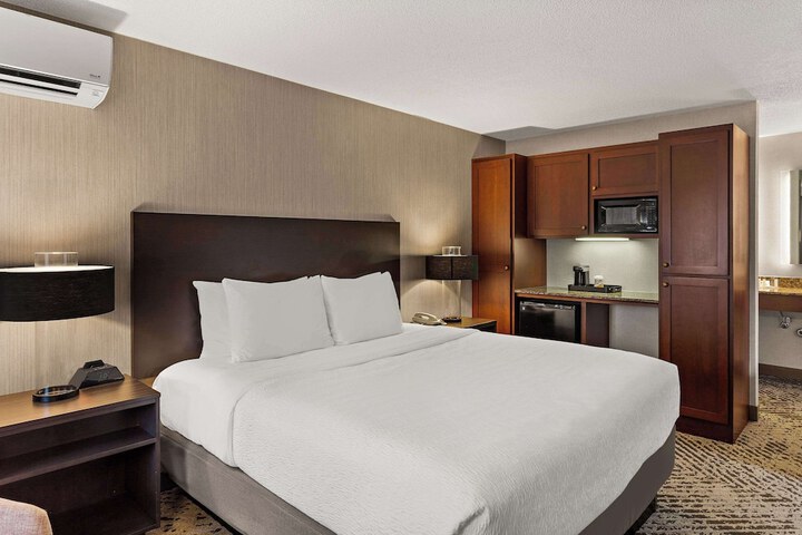 1 King Bed (4 of 7)