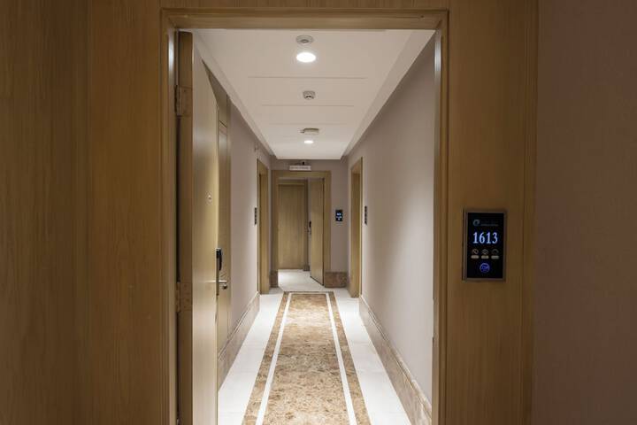 Room 102 of 181