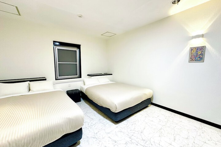 Room 12 of 32