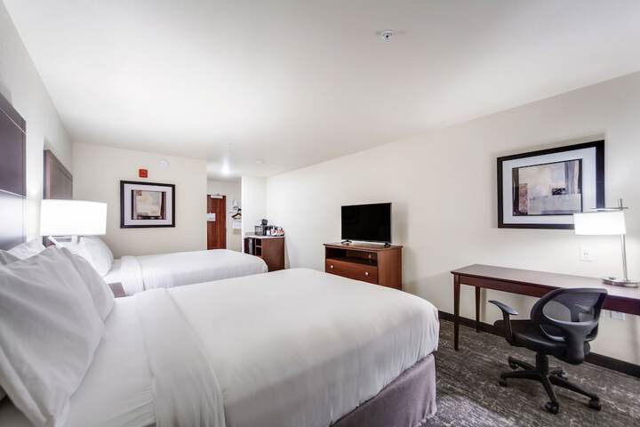 2 Queen Guestroom with Audible Visual Alert (7 of 7)