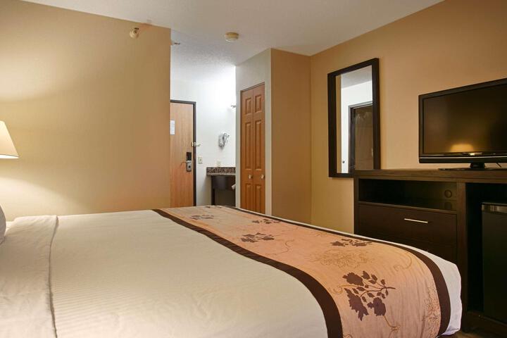 2 Queen Beds Refrigerator WiFi Full Breakfast (6 of 7)
