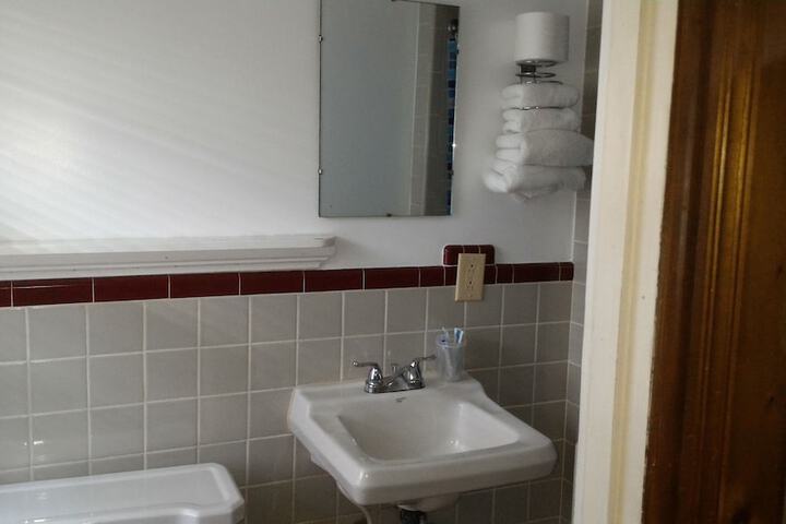 Room 5 of 8