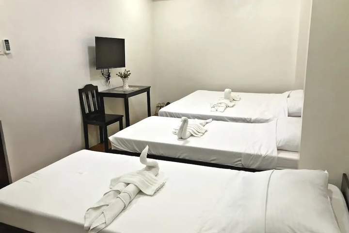 Room 6 of 13