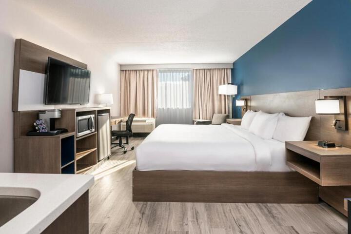 1 King Bed (9 of 13)