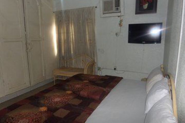 Room 12 of 28
