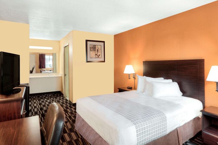 1 Queen Bed (8 of 12)