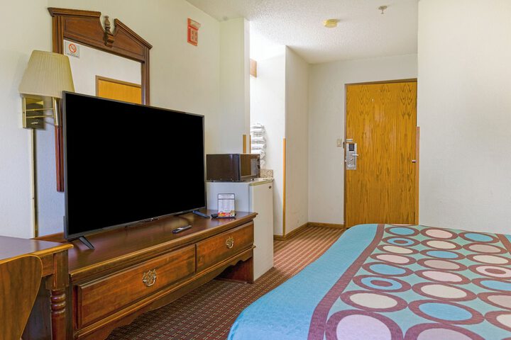 1 Queen Bed (30 of 33)