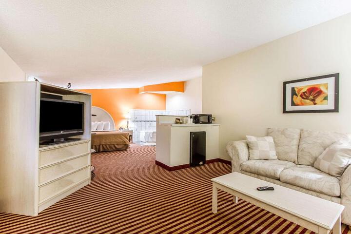 2 Queen Beds (3 of 4)