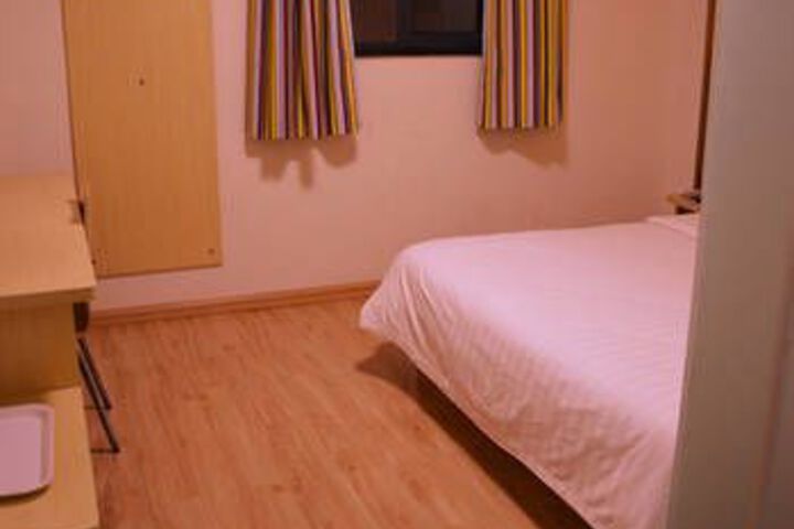 Room 6 of 8