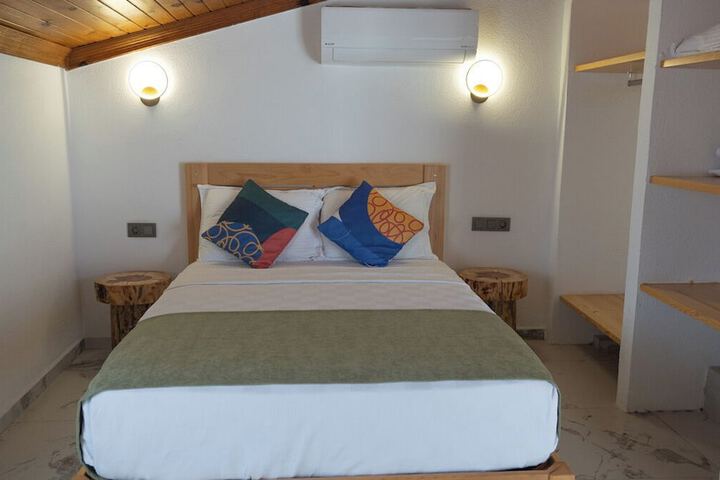 Room 5 of 16