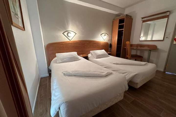 Room 10 of 18