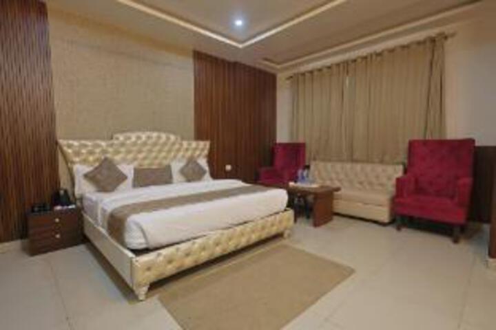 Room 13 of 20